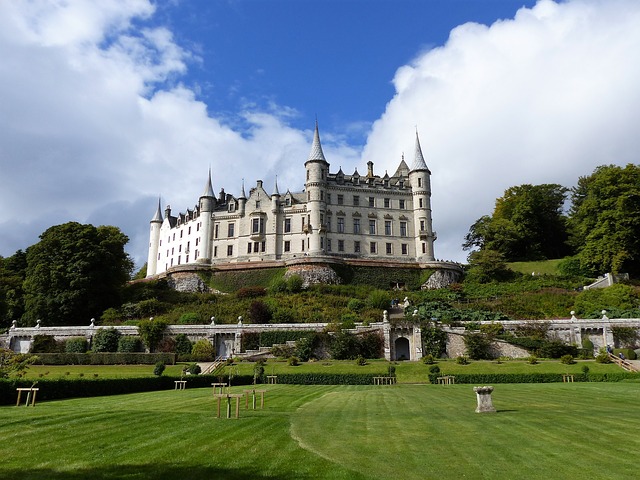 Dunrobin castle falconry