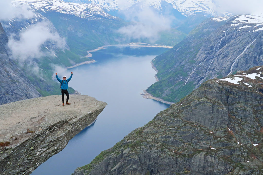 guide to solo hiking the trolltunga